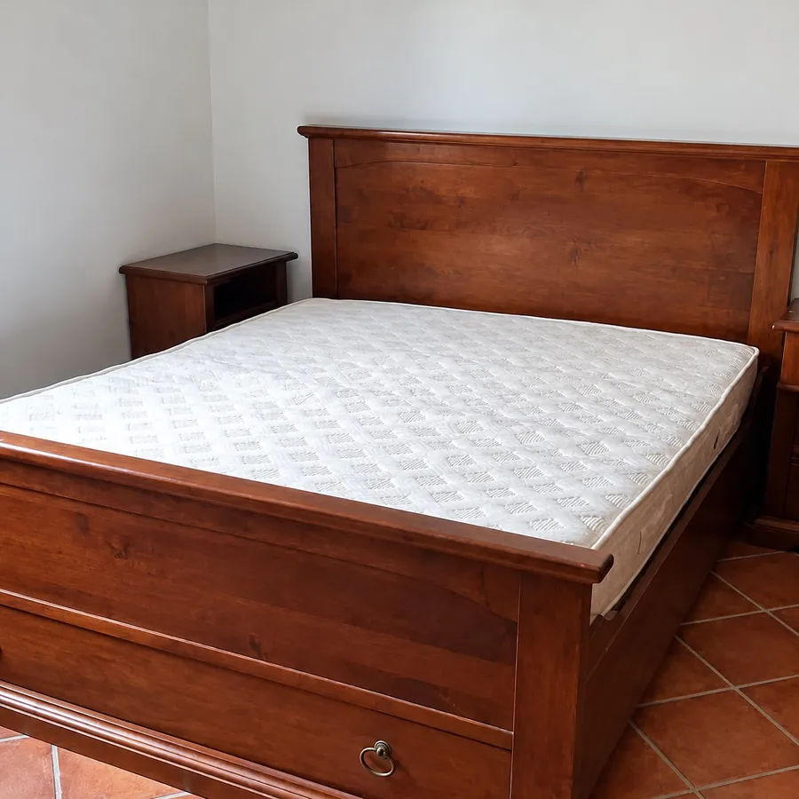 Letto in legno rimontato in camera