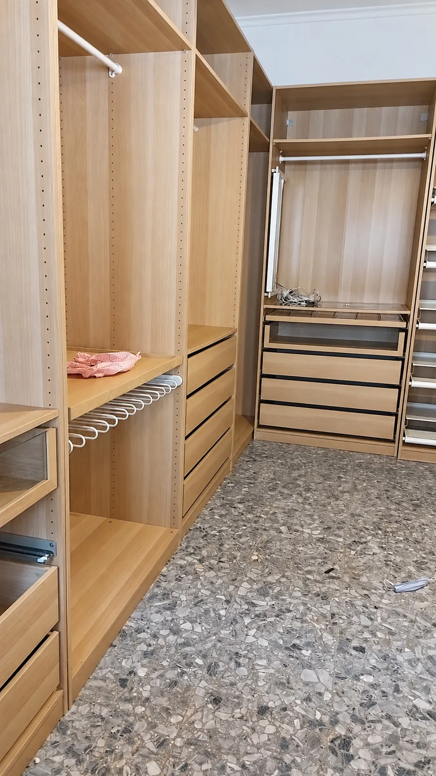 Cabina armadio in legno chiaro montata, con ripiani e cassetti